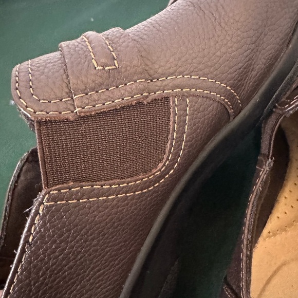 Comfy and Classic Clark’s Brown Leather Slip On Shoes Size 8 Fast Shipping - Picture 9 of 11